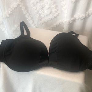 IZOD black bra. Size 40D. Adjustable straps. Lightly padded.